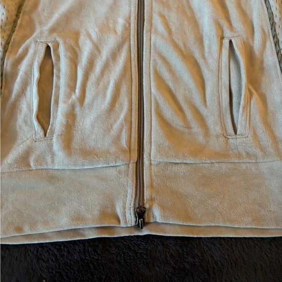 Zip up - Picture 3 of 3
